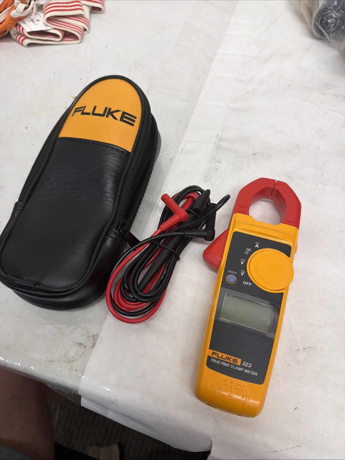 Fluke 323 True-RMS Digital Clamp Meter, 600V AC & DC Voltage, Carrying Case