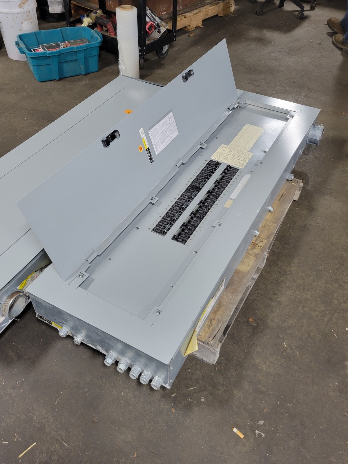 General Electric A-Series Lighting Panelboard 400A 120/208V 3P 3PH 4W 42 Circuit