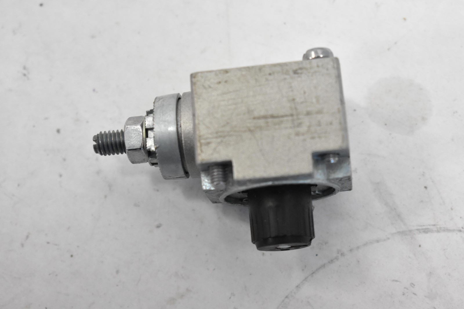 Telemecanique ZCKE05 Limit Switch Rotary Operator Head Gray Metal Indonesia