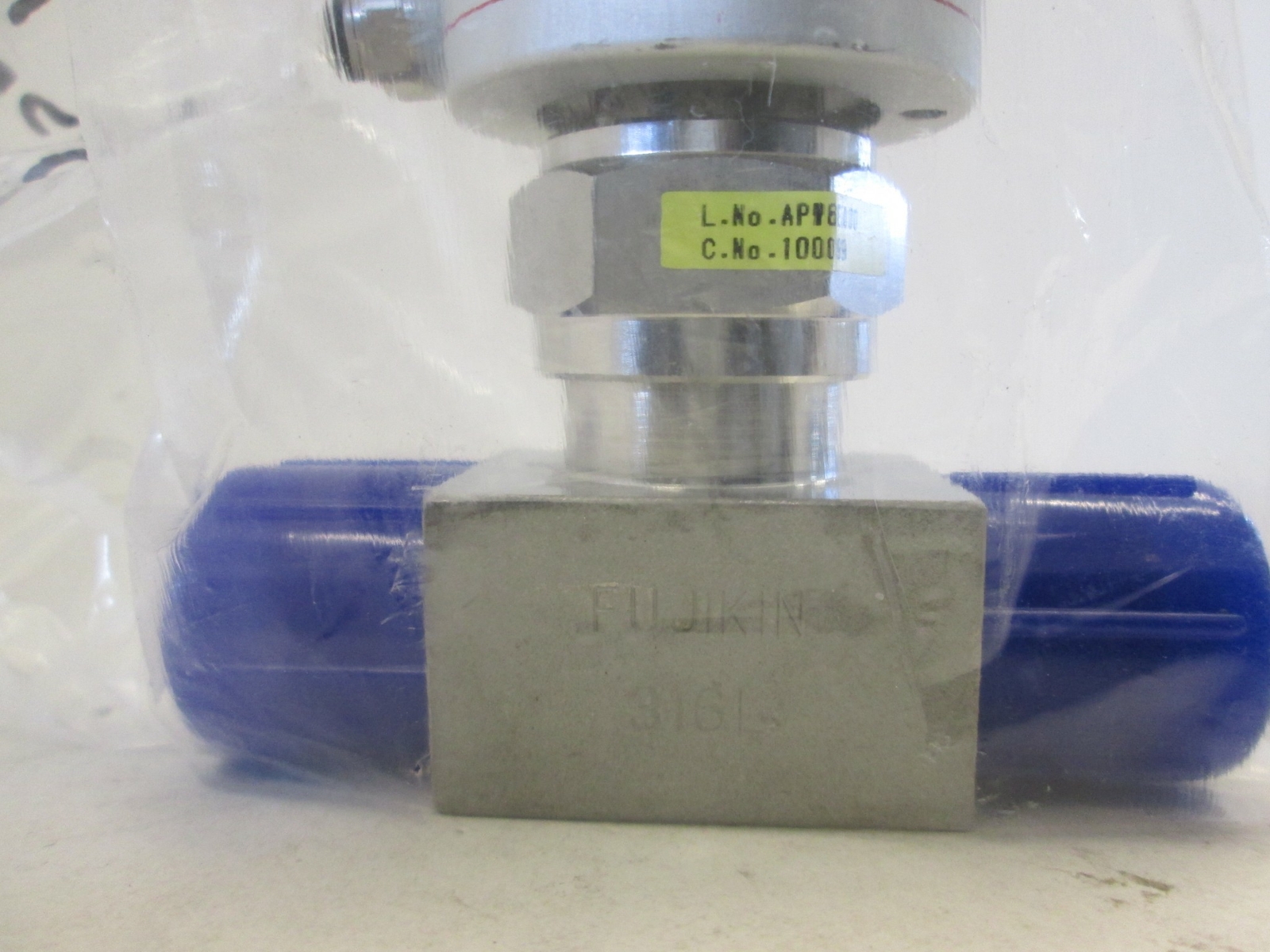Fujikin, O.P. .34 -.69 MPa Pneumatic Valve, N.C, 316L, 1/2 MVCR, Used