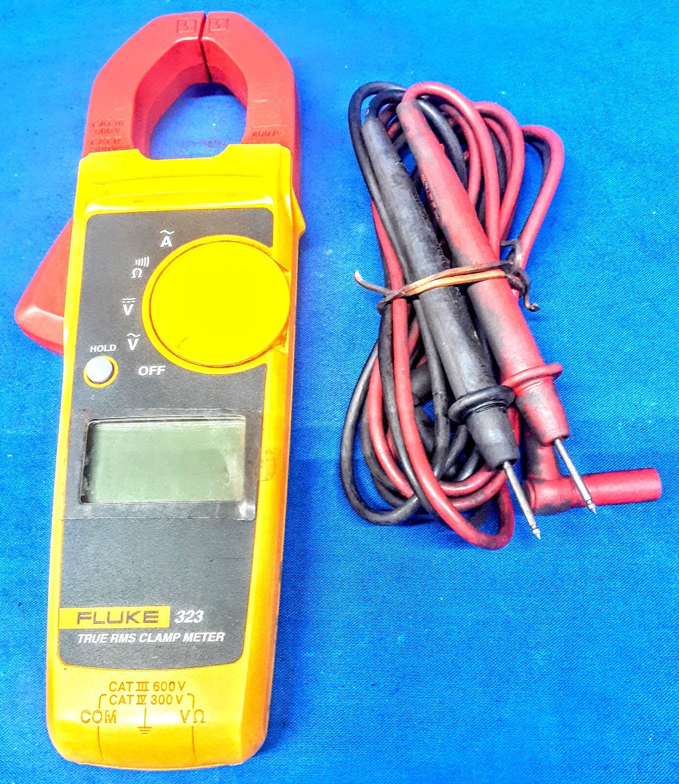 FLUKE 323 TRUE RMS CLAMP METER W/ CASE 600V 400A