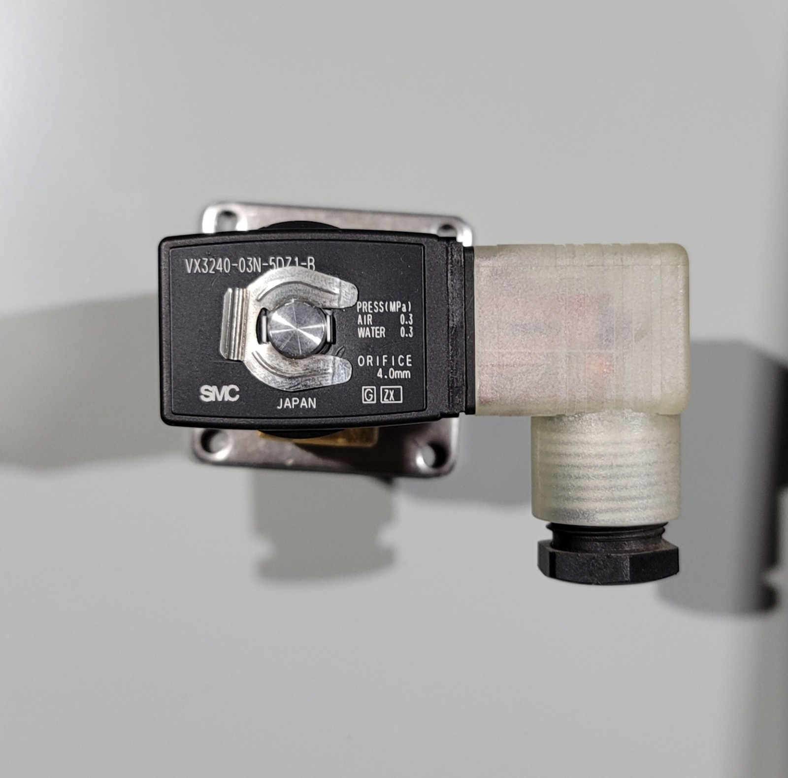 SMC VX3240-03N-5DZ1-B Solenoid Valve 0.3 MPa Air/Water, 1/4″ NPT, 24v DC Coil
