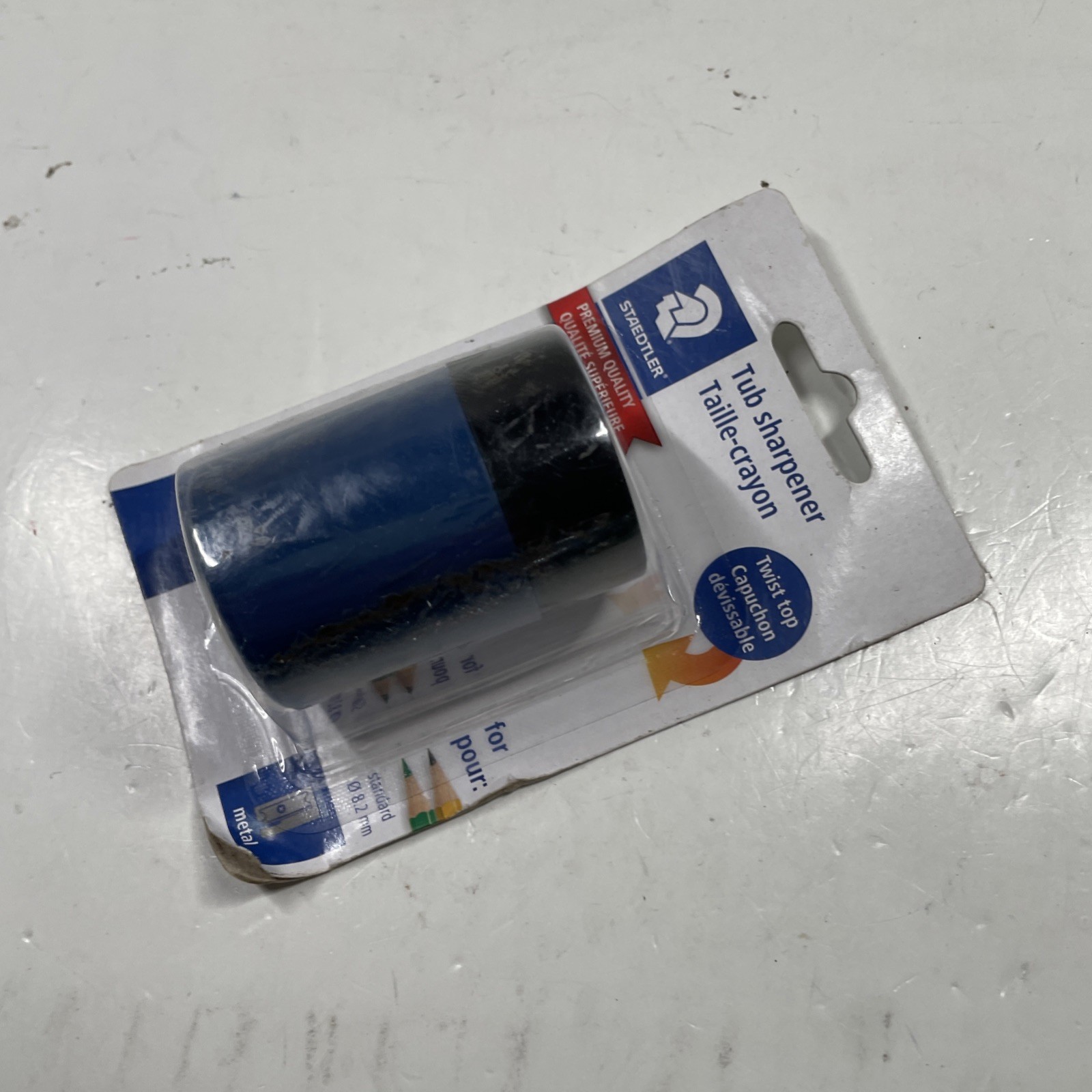 Student-Approved Compact Pencil Sharpener with Secure Lid and Sharp Metal Blade