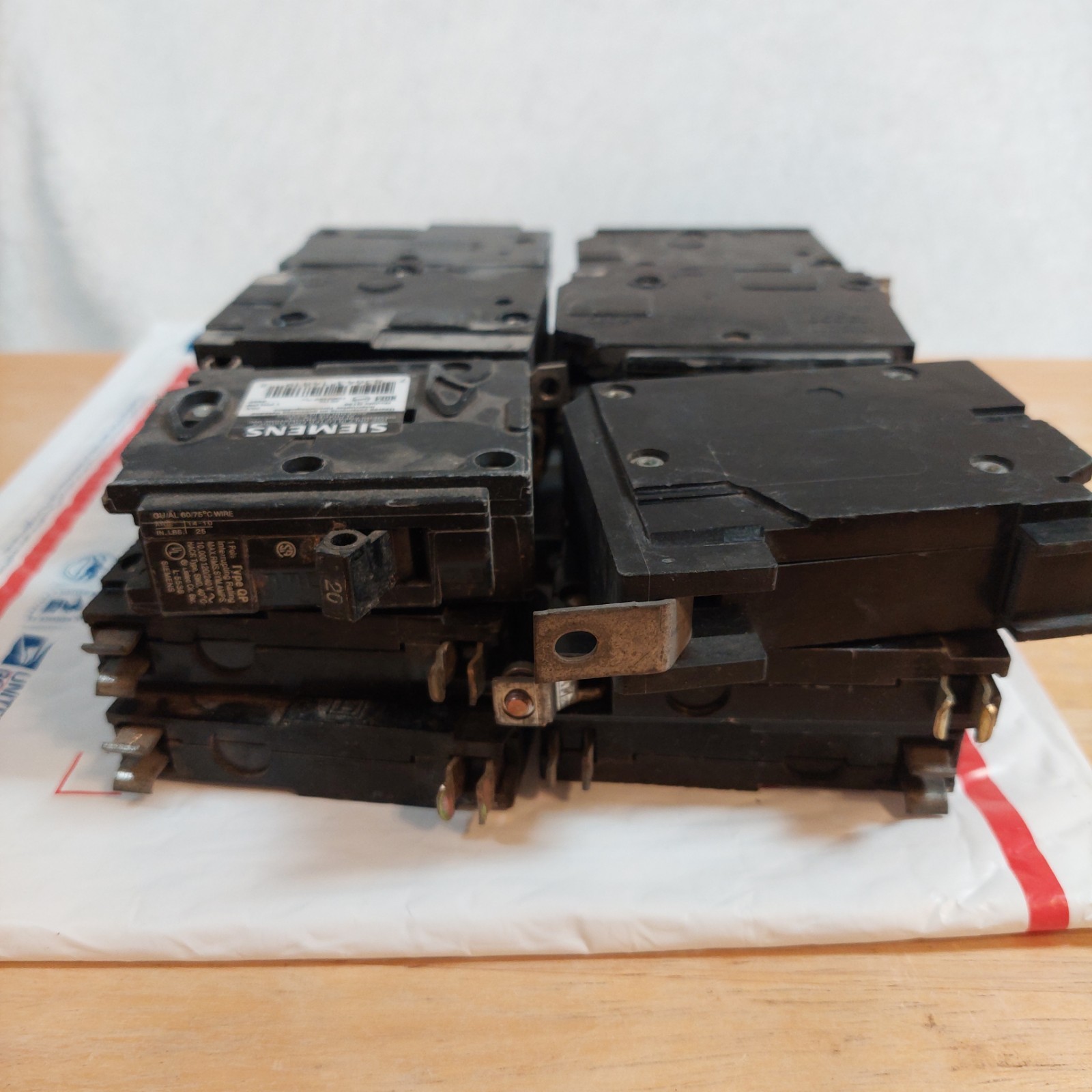 Circuit Breakers Lot 8.5lbs, 33 assorted Single Phase Breakers 20 – 40 Amp Lot