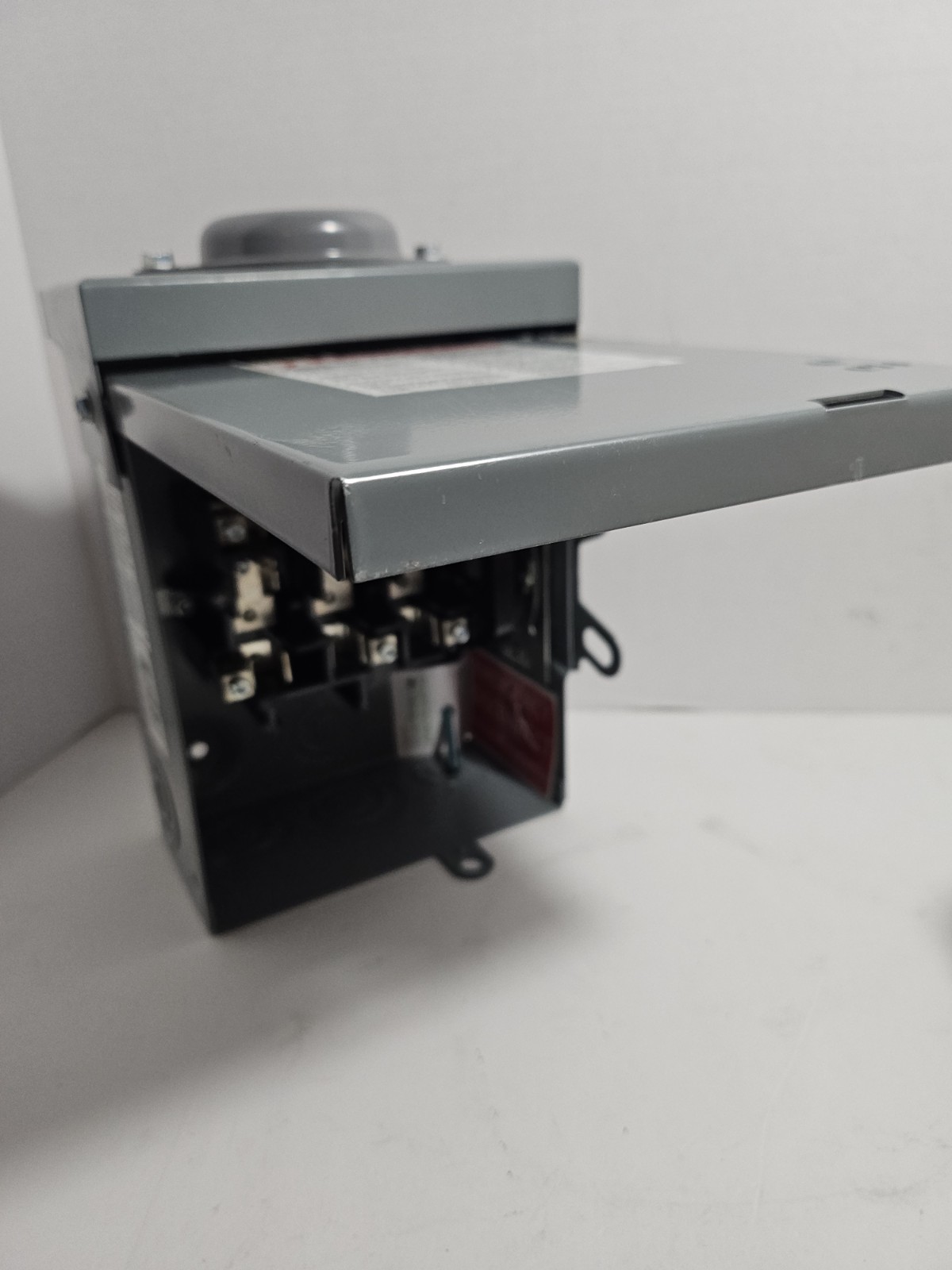 SQUARE D SAFETY Disconnect – SWITCH D221NRB SERIES E3 3R ENCLOSURE 30 AMP 60 HZ