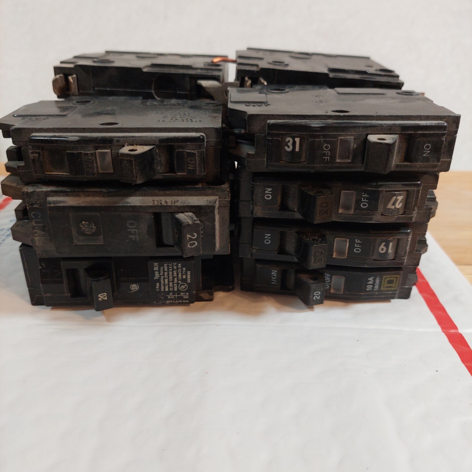 Circuit Breakers Lot 8.5lbs, 33 assorted Single Phase Breakers 20 – 40 Amp Lot