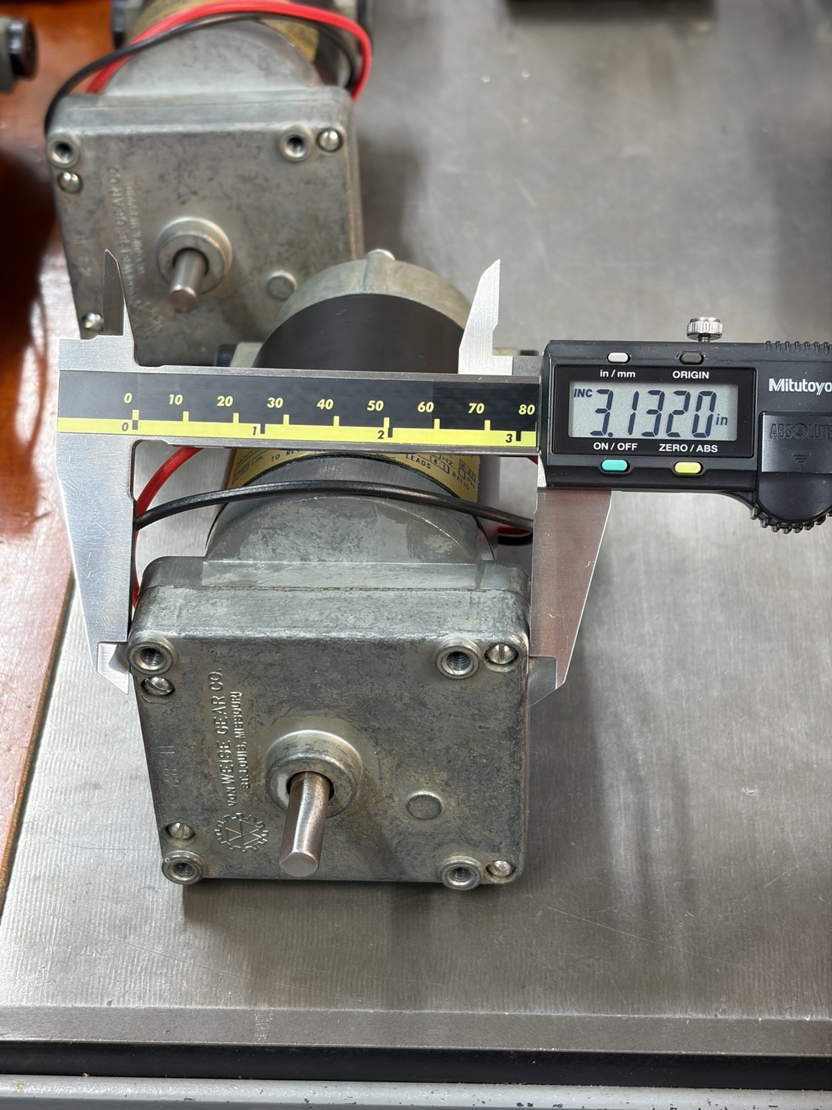 QTY 1 VON WEISE GEAR MOTOR 12 VOLTS 14:1 RATIO BOTH SHAFTS ARE 5/16″ DIAMETER