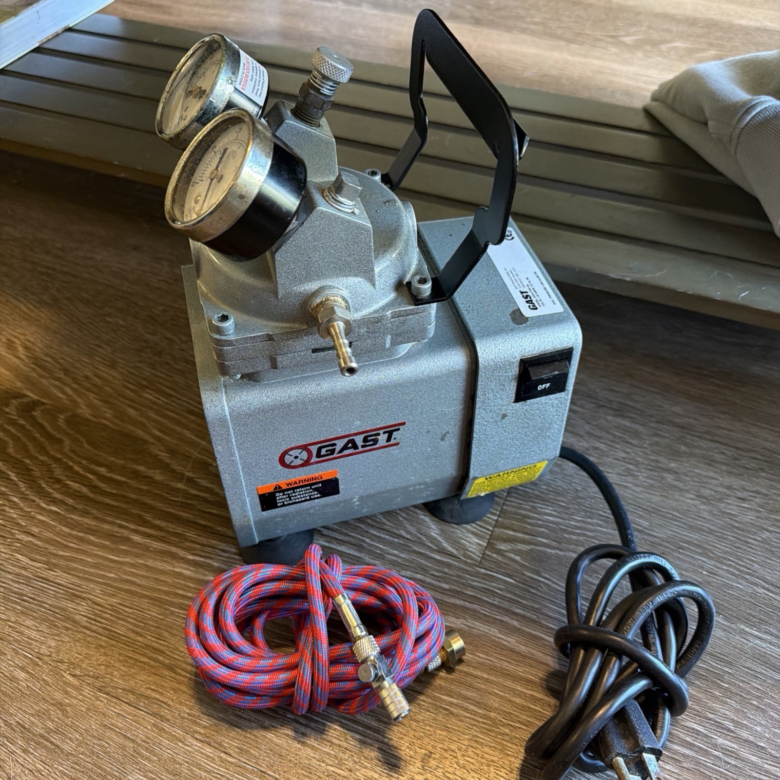 GAST DOA-P704-AA High Capacity Oil-Less Vacuum Pump 115V Runs Well