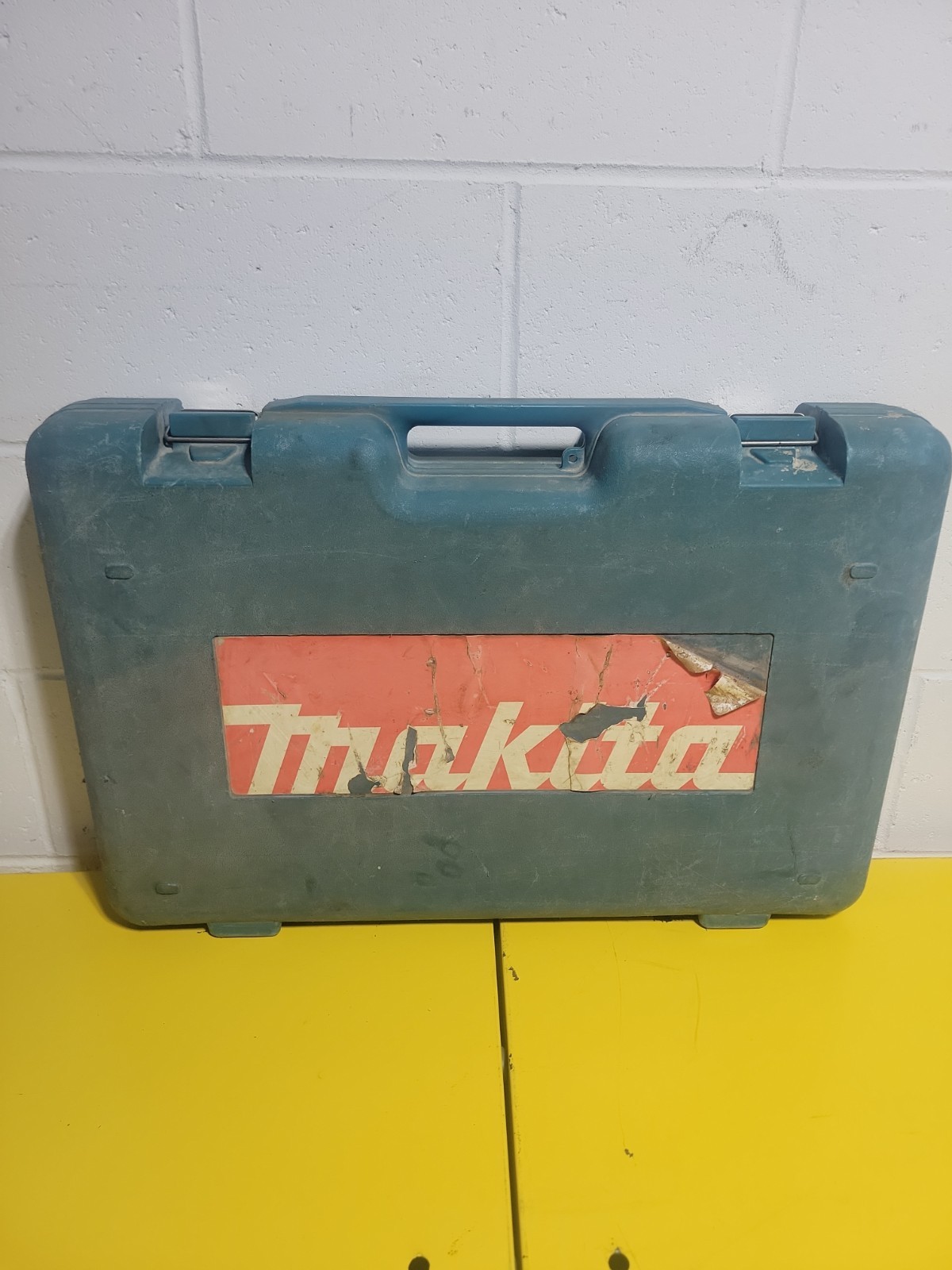 Makita HM1100C Corded Electric Demolition Jack Hammer Breaker Chip Gun W/ Case