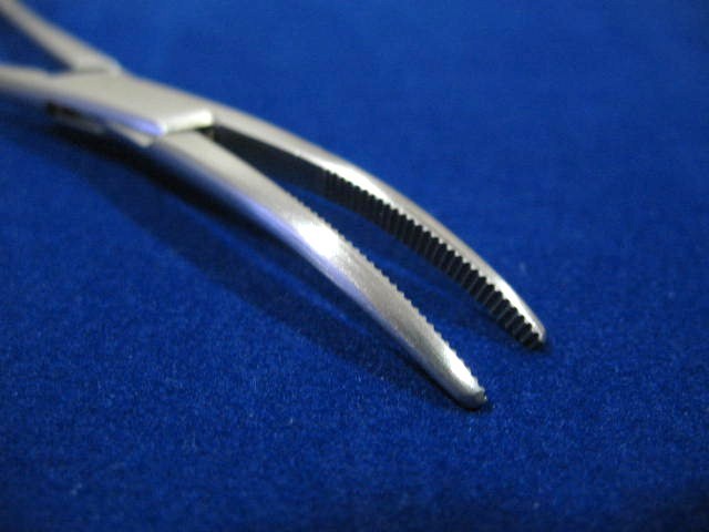 3 O.R GRADE KELLY HEMOSTAT LOCKING SURGICAL FORCEP 5.5″ CURVED SERRATED