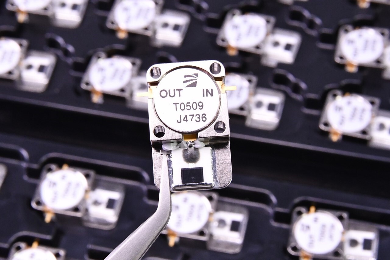 RF & Microwave Drop-In Isolator Frequency 5.2 to 5.8 GHz 20 dB 20W