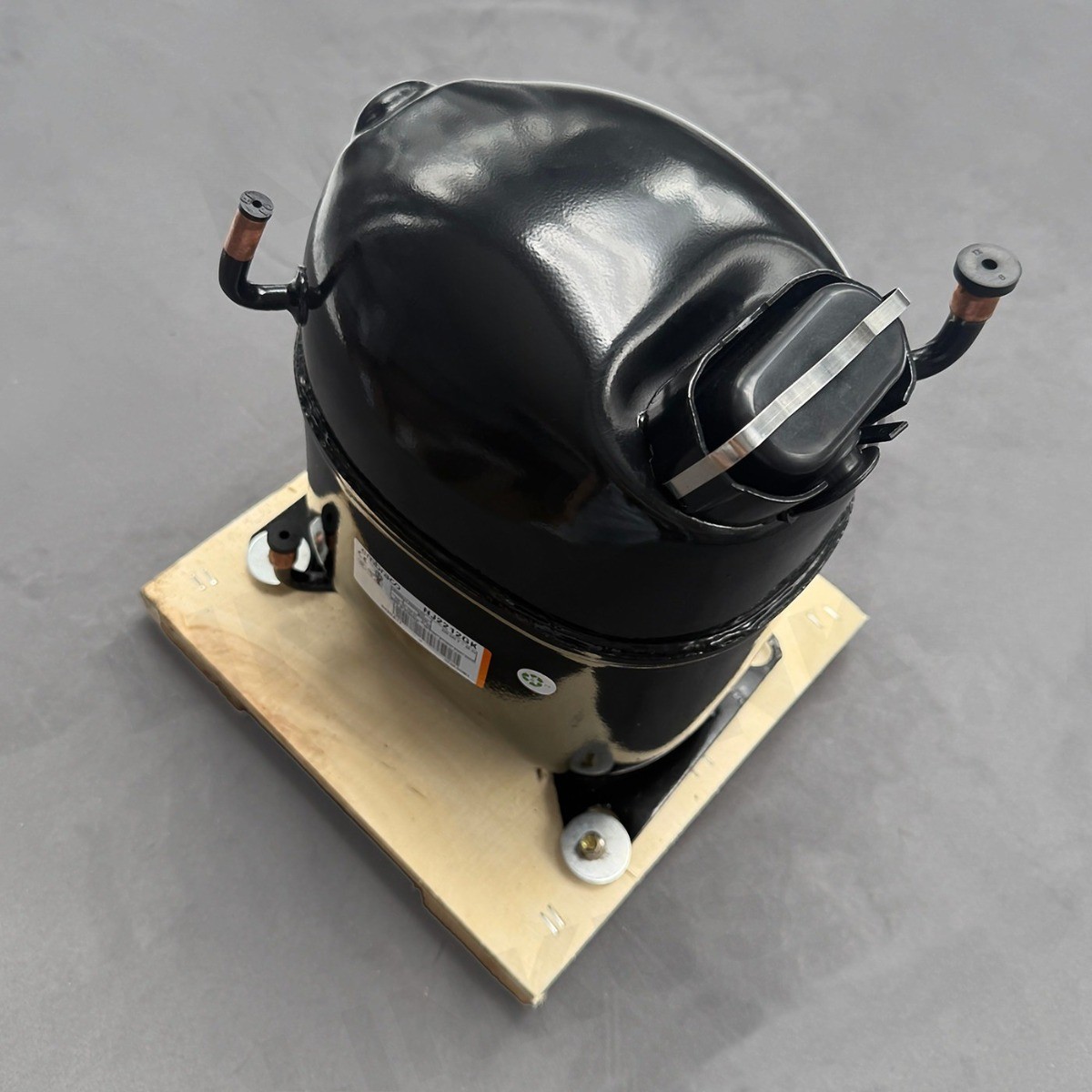 New NJ2212GK 1HP For Embraco Refrigeration Compressor 220-240V 50Hz R404A LBP