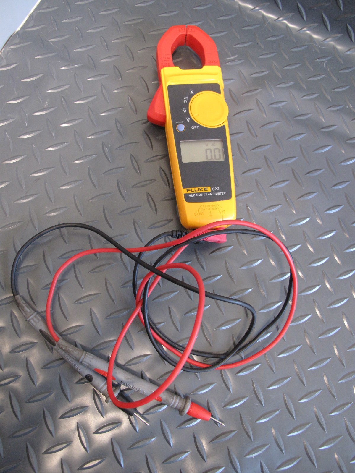 Fluke 323 true rms digital clamp meter 600v ac / dc voltage working