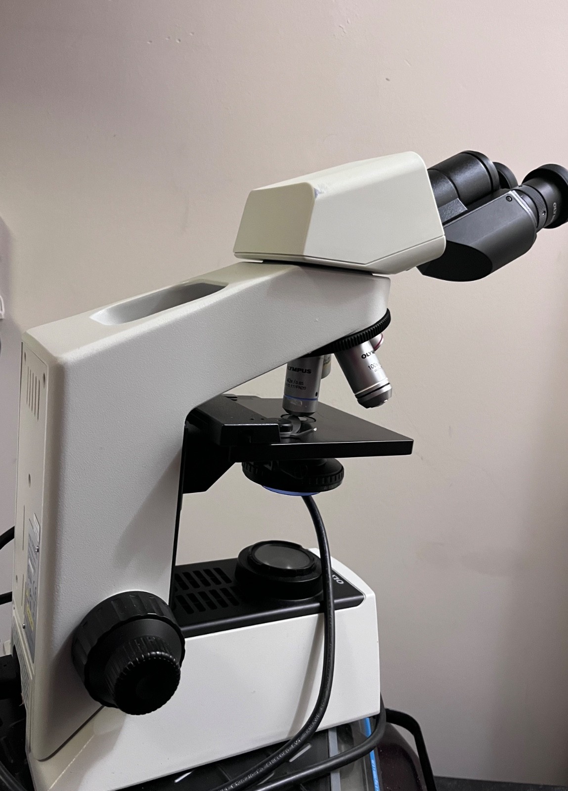 Olympus CX22RFS1 Laboratory Microscope With 4x, 10x, 40x, 100x Objectives
