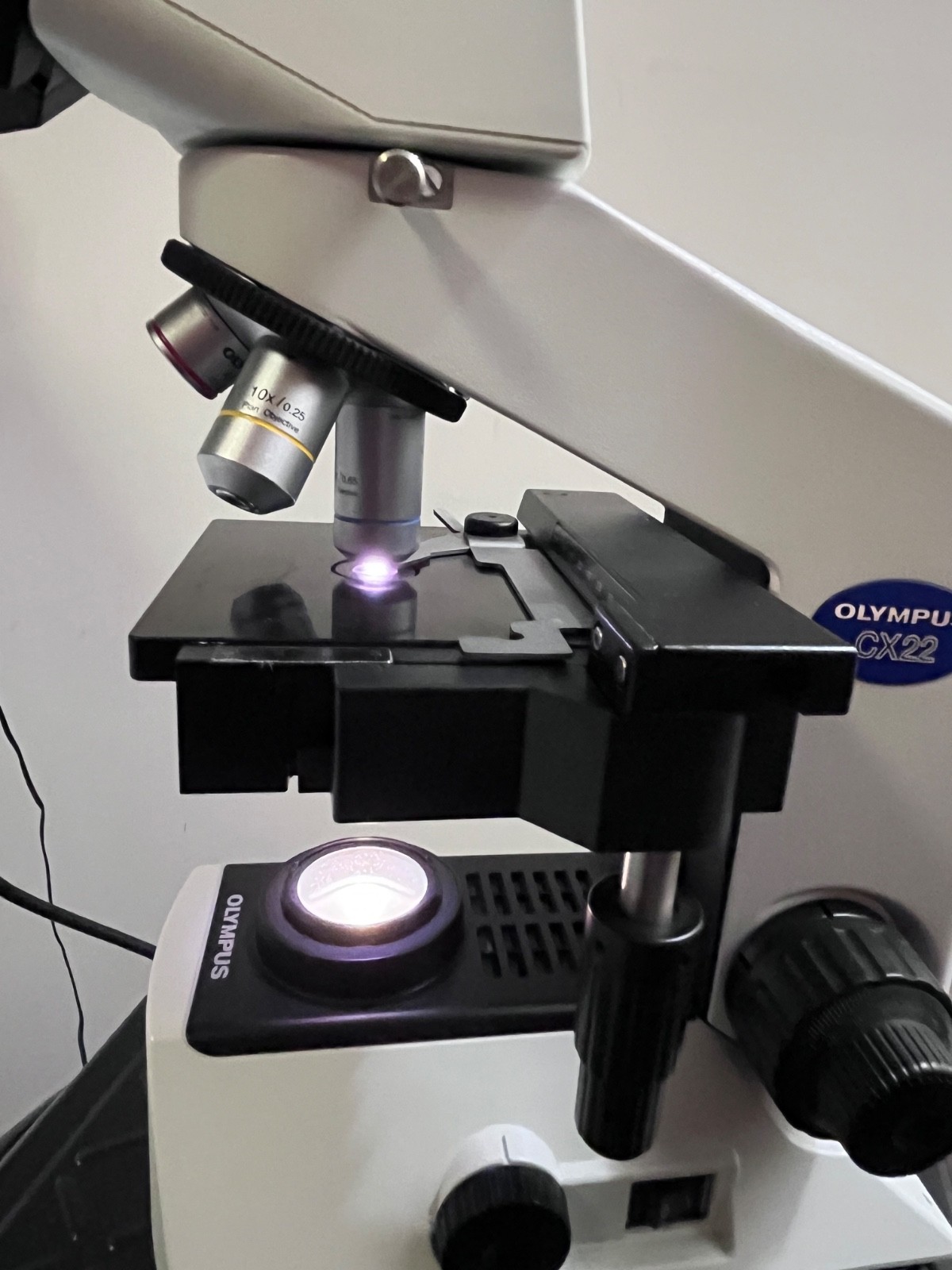 Olympus CX22RFS1 Laboratory Microscope With 4x, 10x, 40x, 100x Objectives