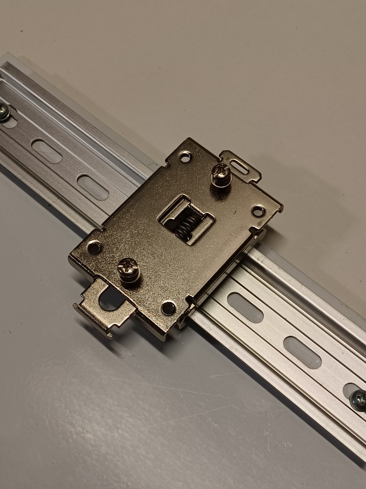 35mm DIN Rail Mounting bracket for SSR or Flasher – SSR /Heatsink mount clip