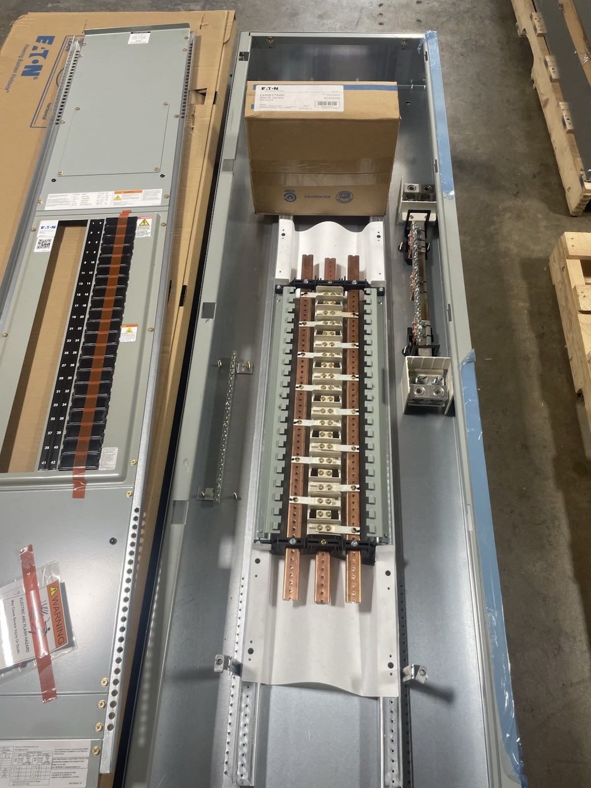 1-600 AMP 240V MAIN LUG PANELBOARD 42 SPACE 3 PHASE 4 WIRE COMPLETE PANEL