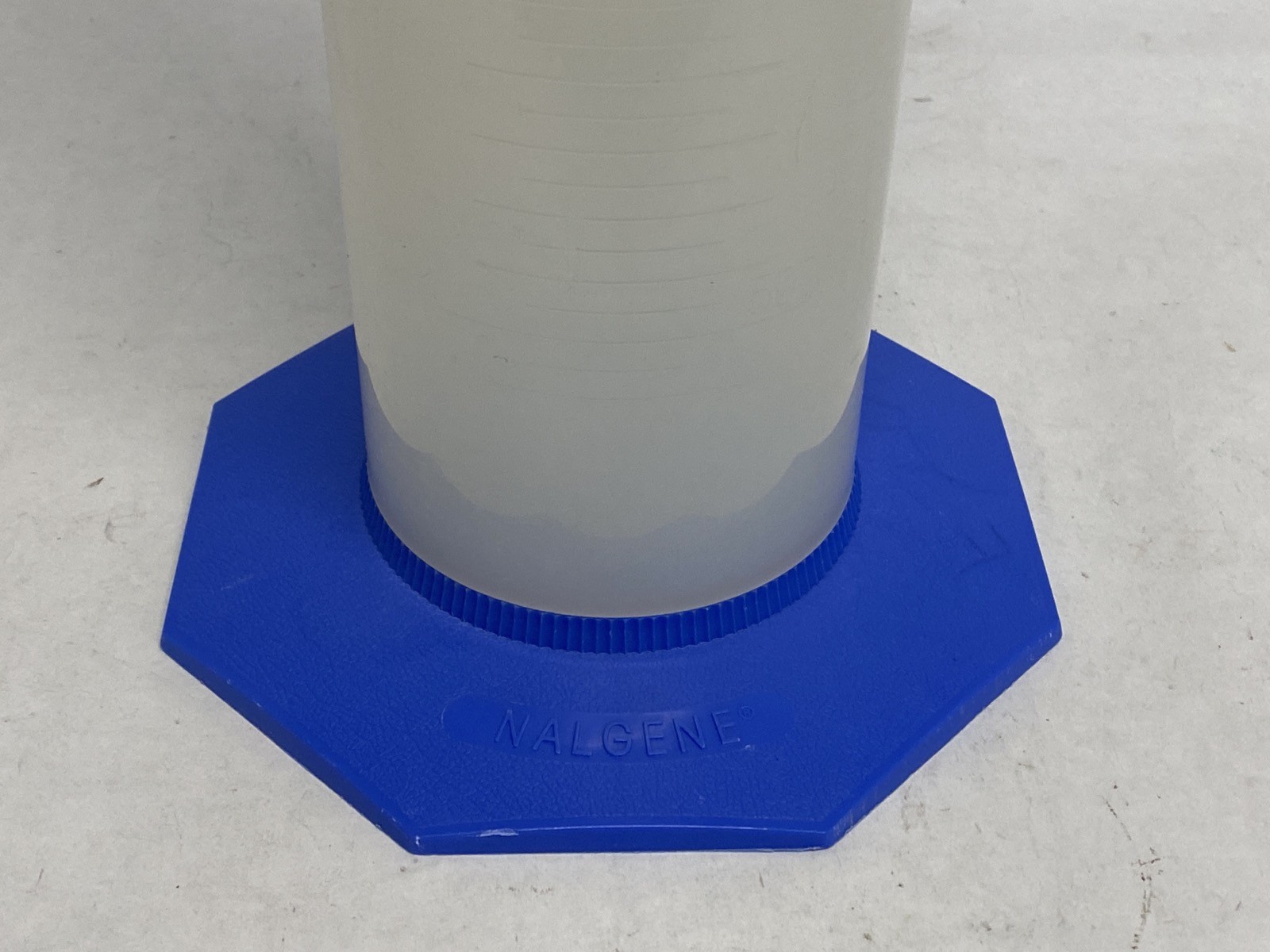 NALGENE 4000mL 4L Polypropylene TC/TD Graduated Cylinder w/Pour Spout 3662-4000