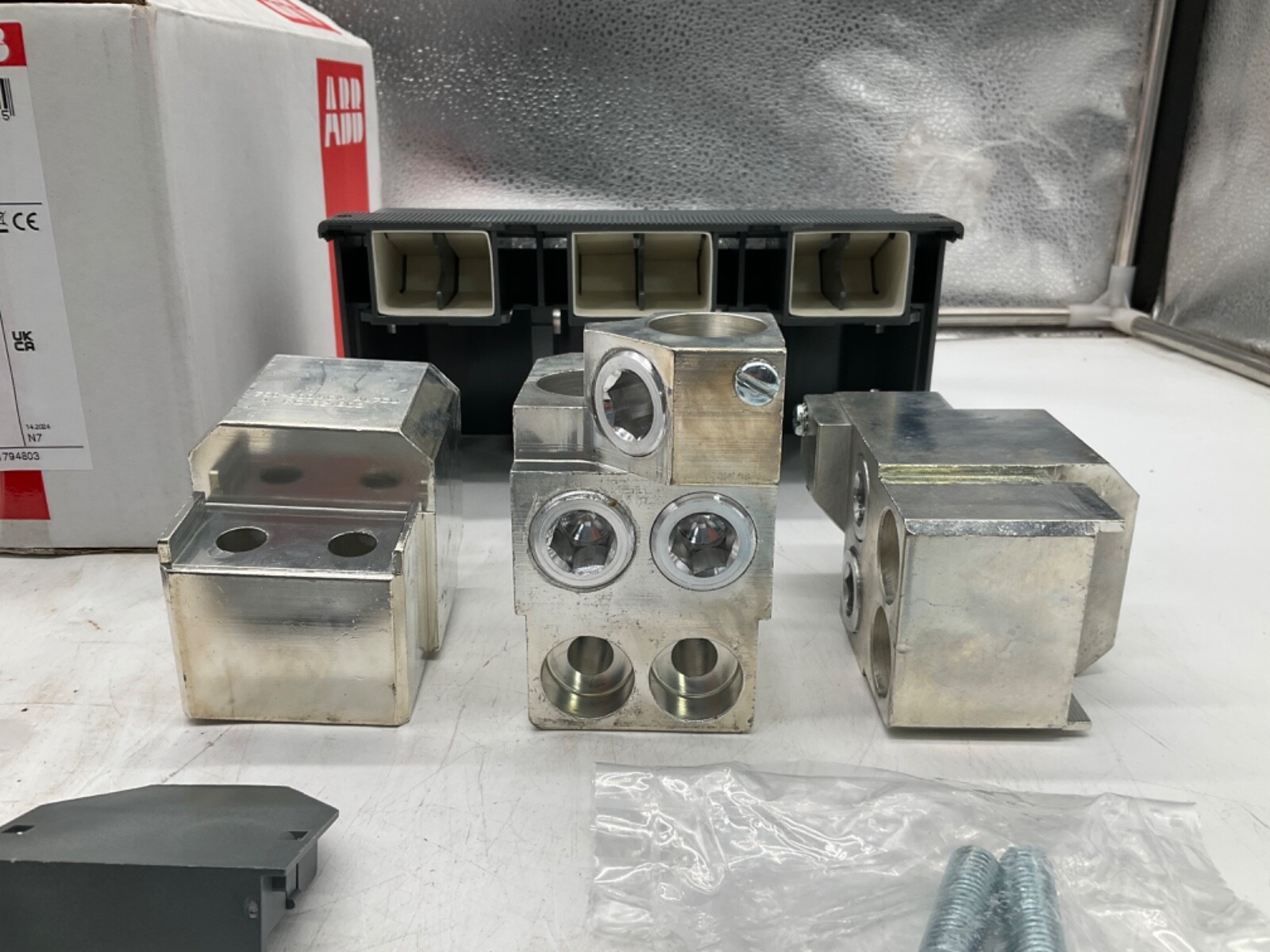 NEW ABB KXT7CUAL3X750KC-3 FRONT TERMINAL KIT 3X380MM2-750KCMIL 3PCS FOR XT7-XT7M