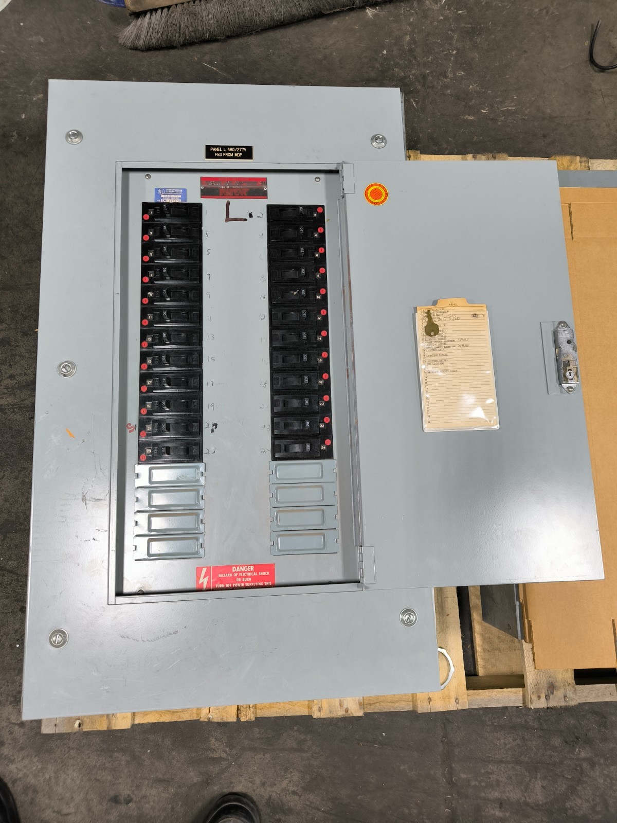 GE General Electric NHB Lug Panelboard 100 Amp 120/208V 3 PH 4W 32 Space Key