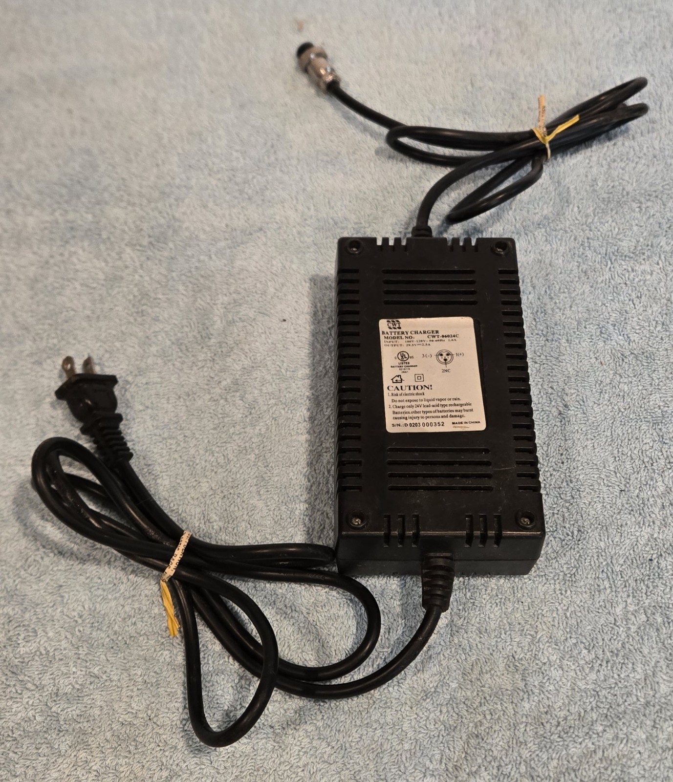CWT Class 2 Battery Charger In 100V-240V 50-60Hz Out 29 V 1.0A 3-Prong