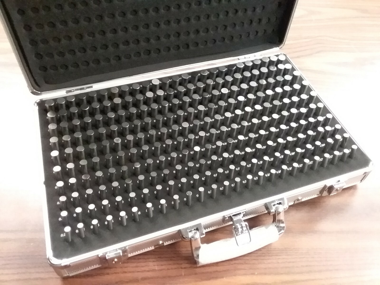 Pin Gage Set M2(-) 0.251-0.500″, minus Tolerance 250 Pins metal case #707B-755MC
