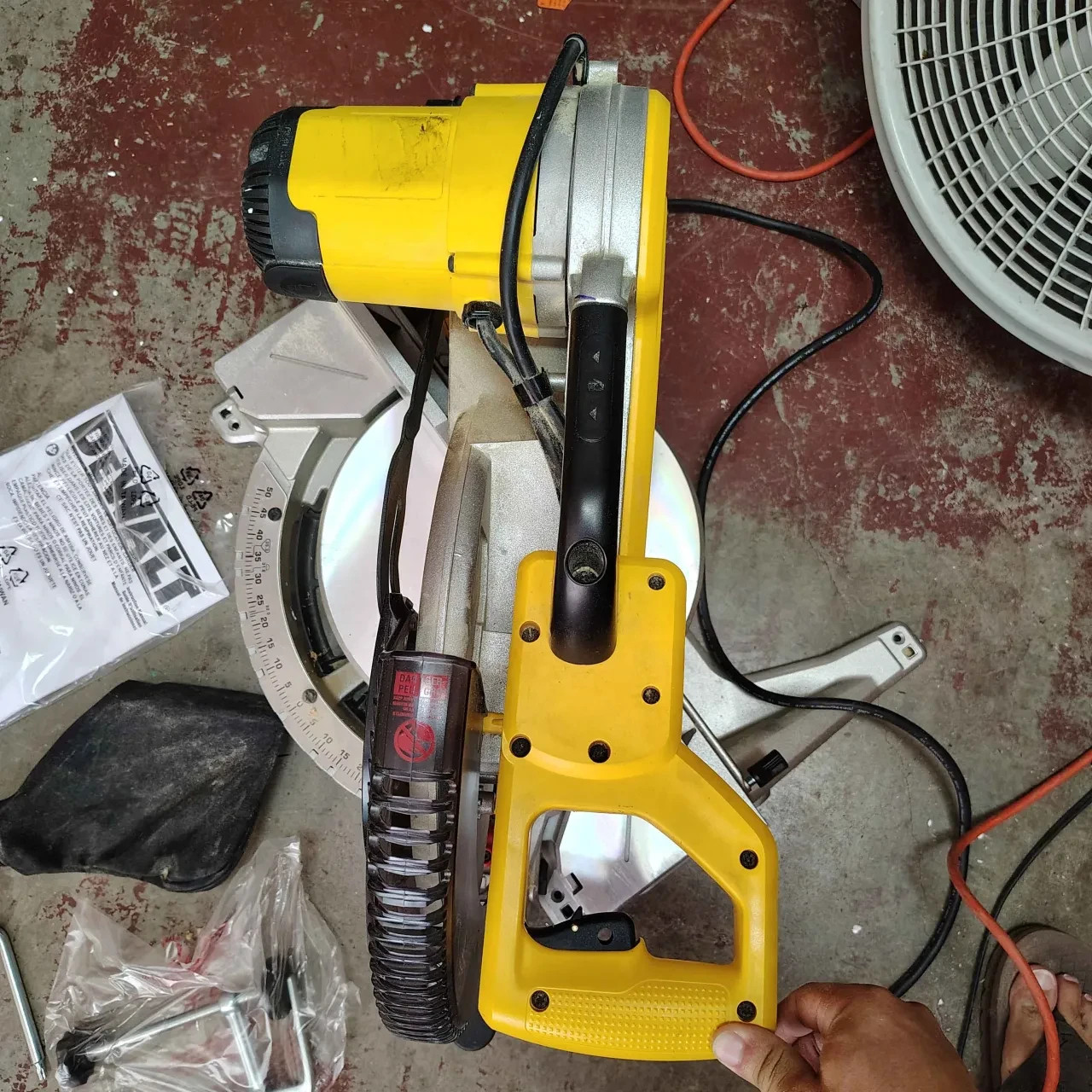 DEWALT DWS716R 15 Amp 2-Bevel 12″ Compound Miter Saw *READ*