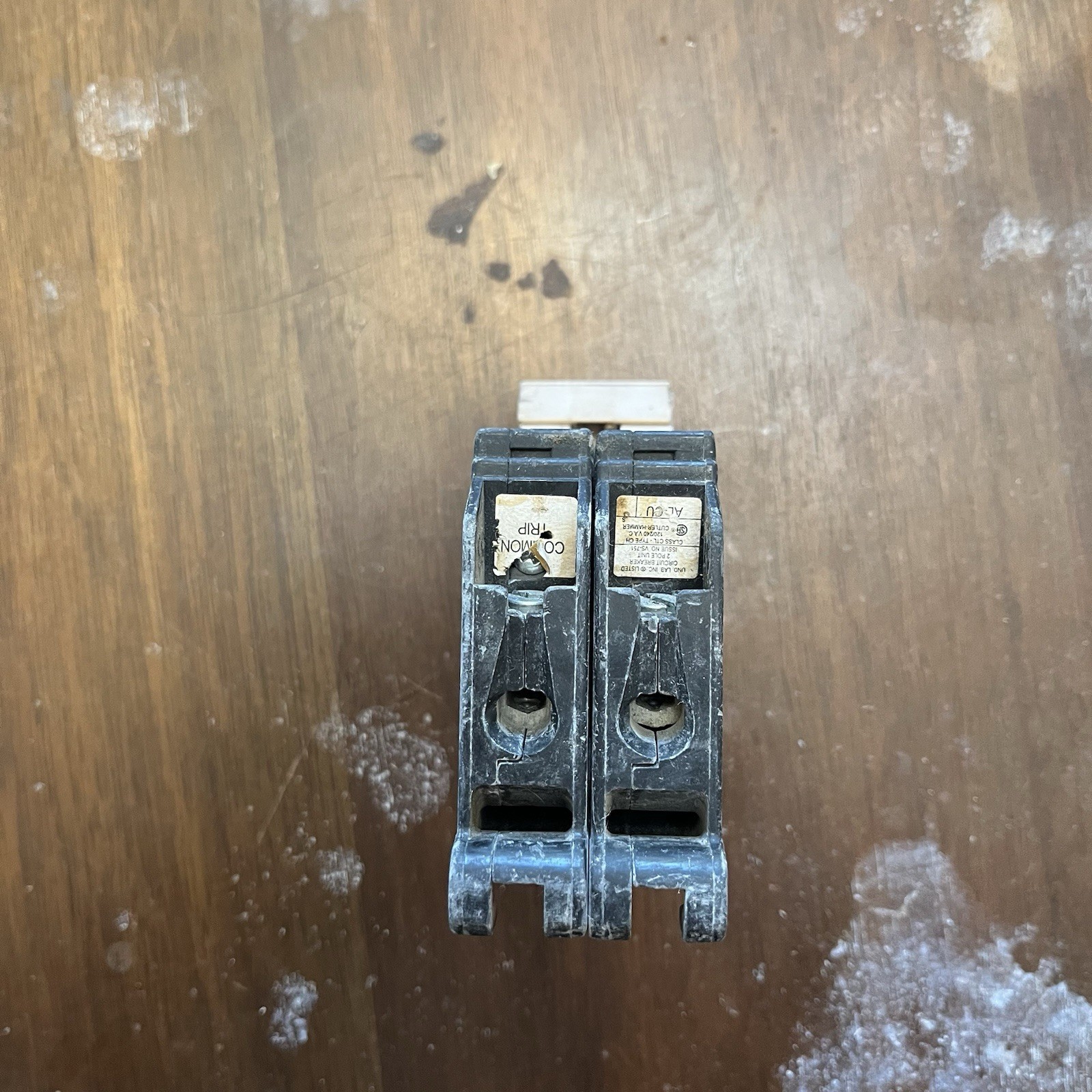 Cutler Hammer EATON CH230 2 Pole 30 Amp 120/240V Circuit Breaker Flaw
