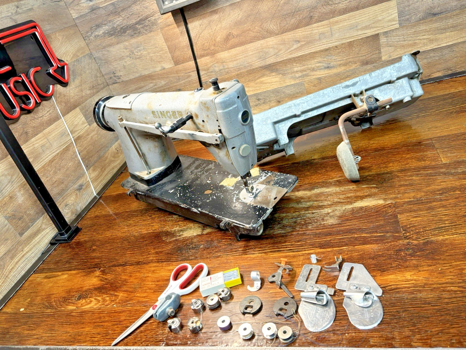 Singer 251-12 Upholstery Machine with oil pan, attachments & extras, WORKS BUT..
