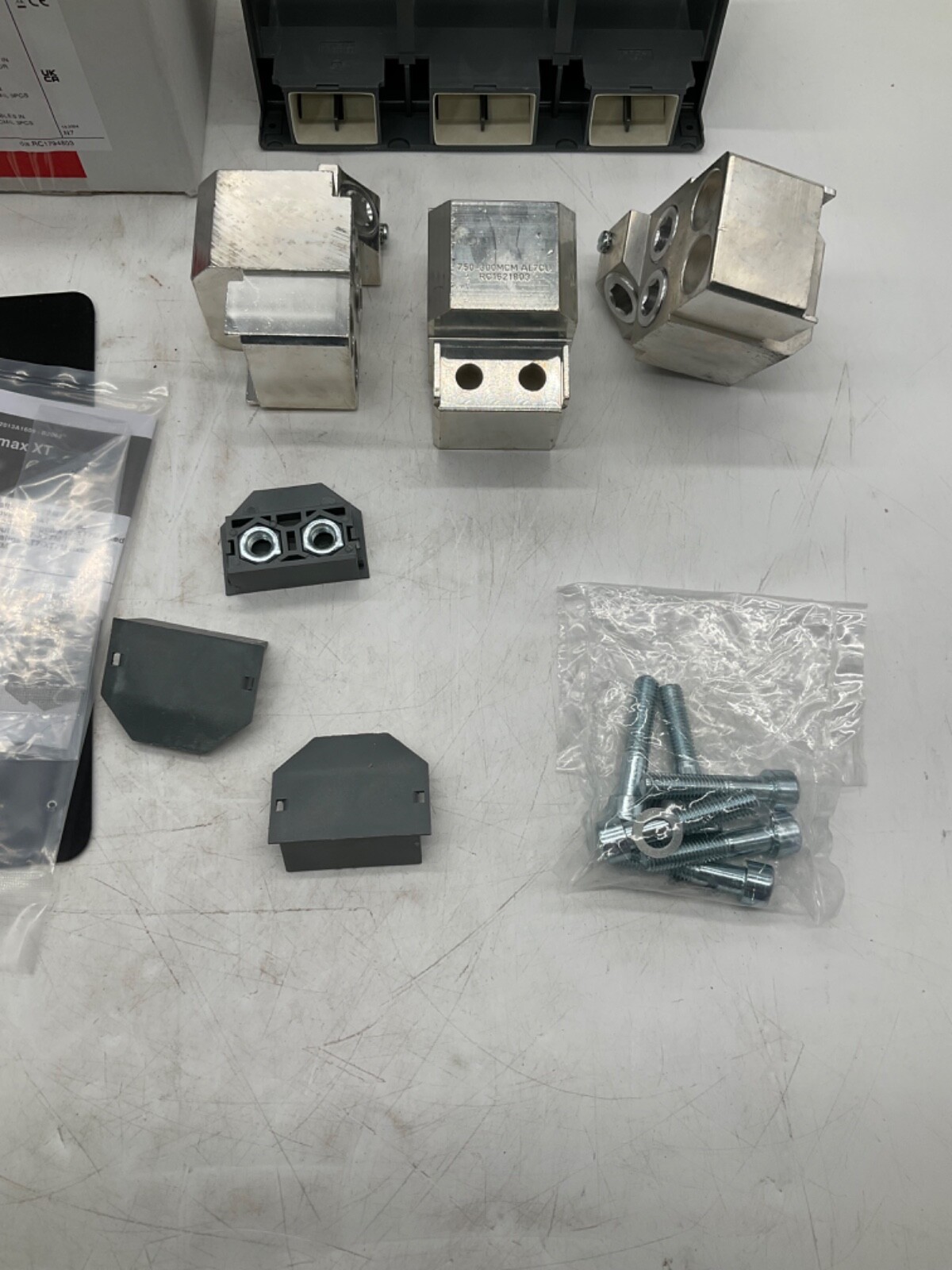 NEW ABB KXT7CUAL3X750KC-3 FRONT TERMINAL KIT 3X380MM2-750KCMIL 3PCS FOR XT7-XT7M