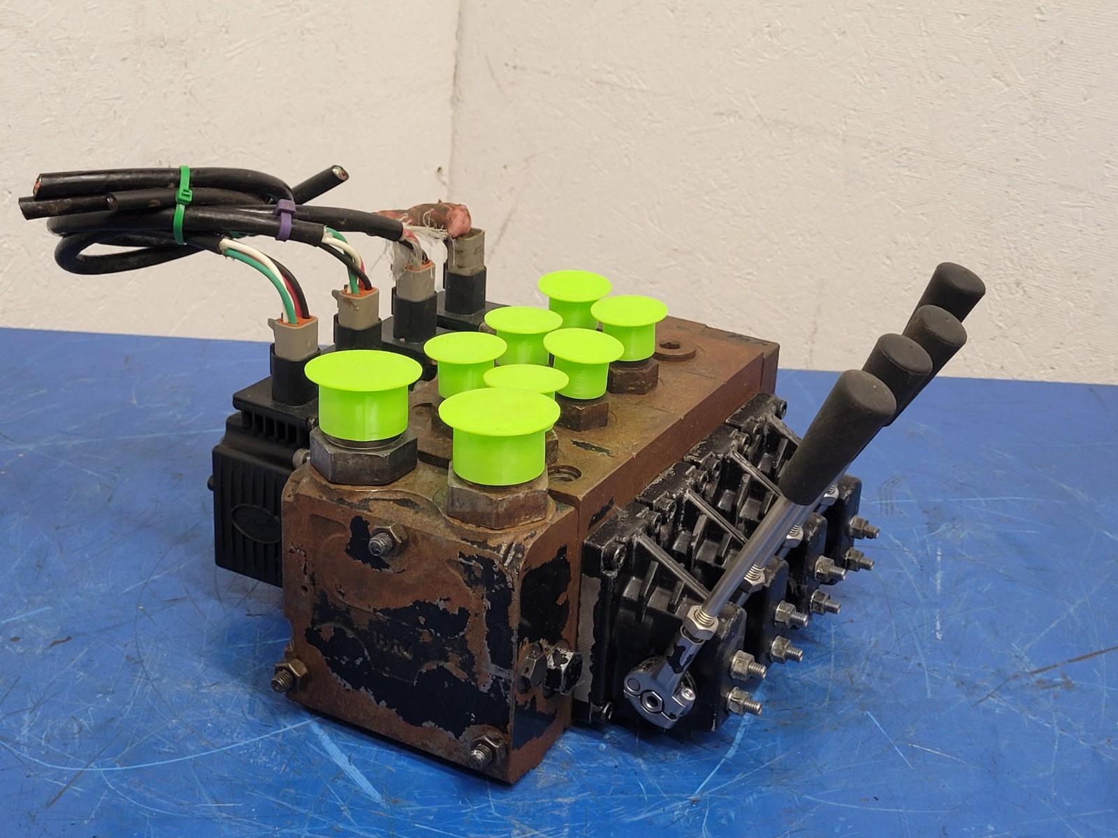 Danfoss PVG 32 4 x Proportional Hydraulic Valve Block 159B5171 Servo Valves