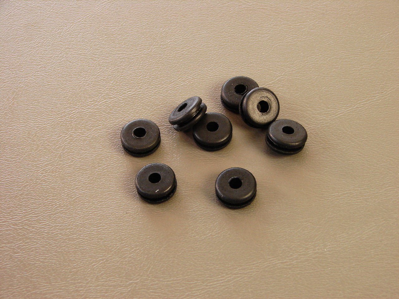 8 Pack Brand NEW Genuine ProCraft 5/32″ Black Rubber Grommets RG156/500