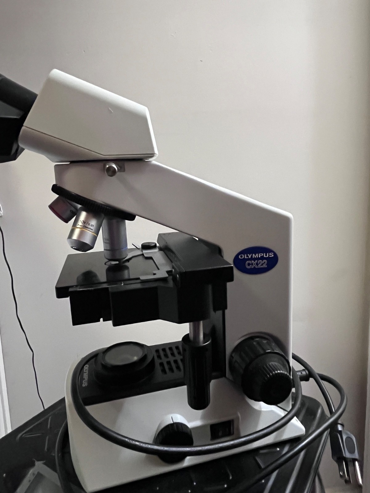 Olympus CX22RFS1 Laboratory Microscope With 4x, 10x, 40x, 100x Objectives