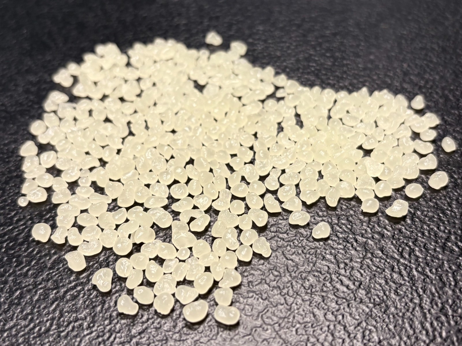 Reynco 53-133 PLW Adhesive ( Hot Melt Glue Pellets )