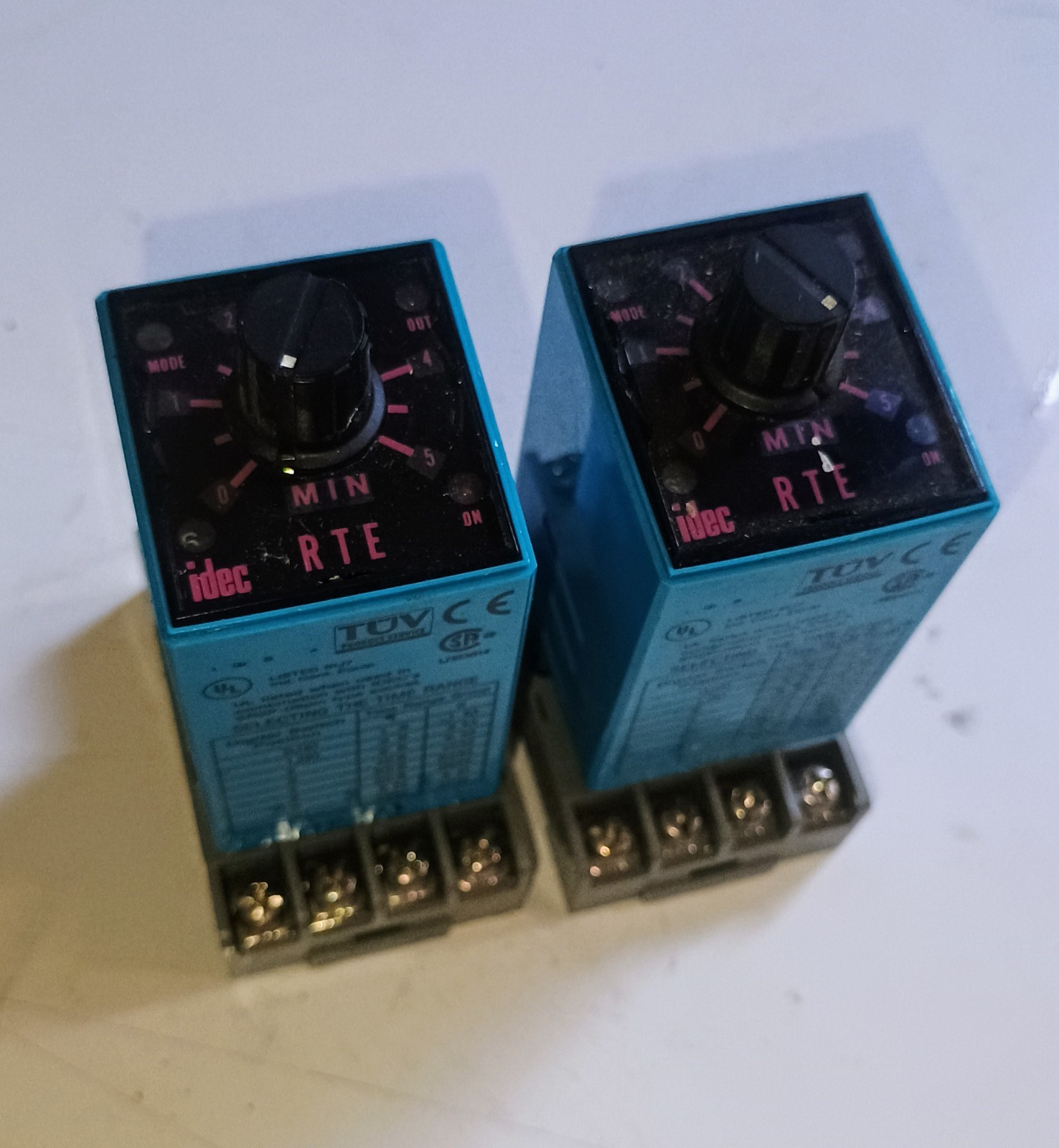 Lot Of 2-IDEC RTE-P11 24VAC/DC Electronic Timer with SR2P-06 Socket