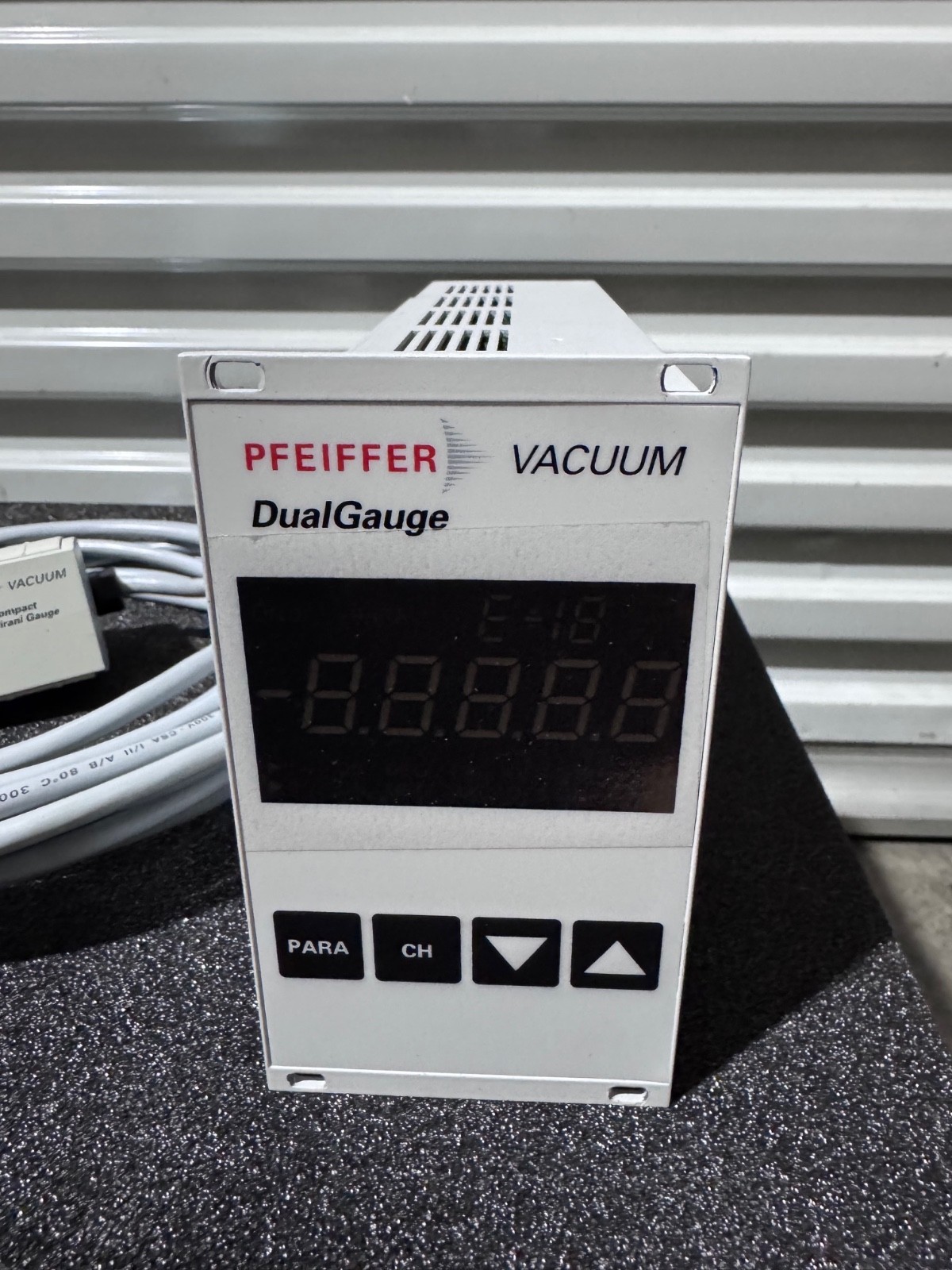 PFEIFFER TPG262 PTG28280 DUAL GAUGE with TPR265 Compact Pirani Gauge and cable