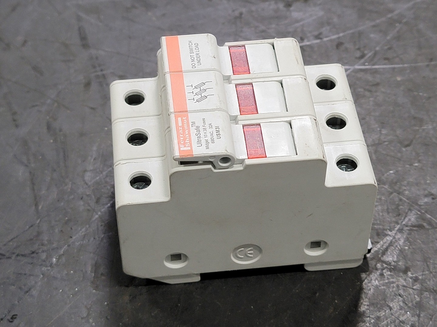 SURPLUS NEW FERRAZ SHAWMUT Y219073 32 Amp 3 Pole Fuse Holder