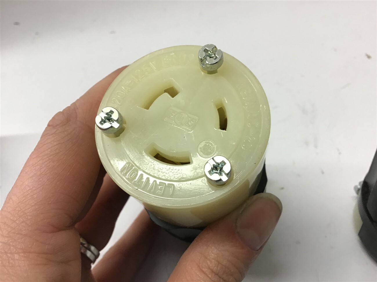 Leviton 2313 20 Amp 125 Volt Connector locking 2 Pole Lot Of 2