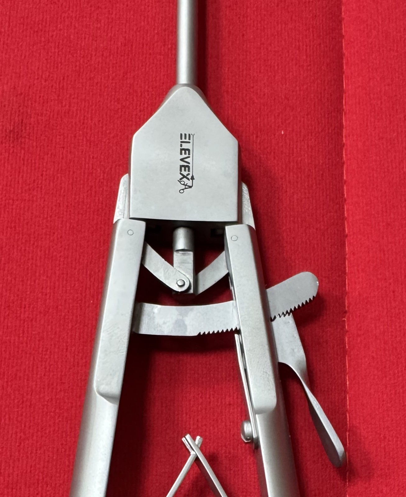 ELEVEXA Laparoscopy 3mm 20cm Needle Holder Curved Left Laparoscopic