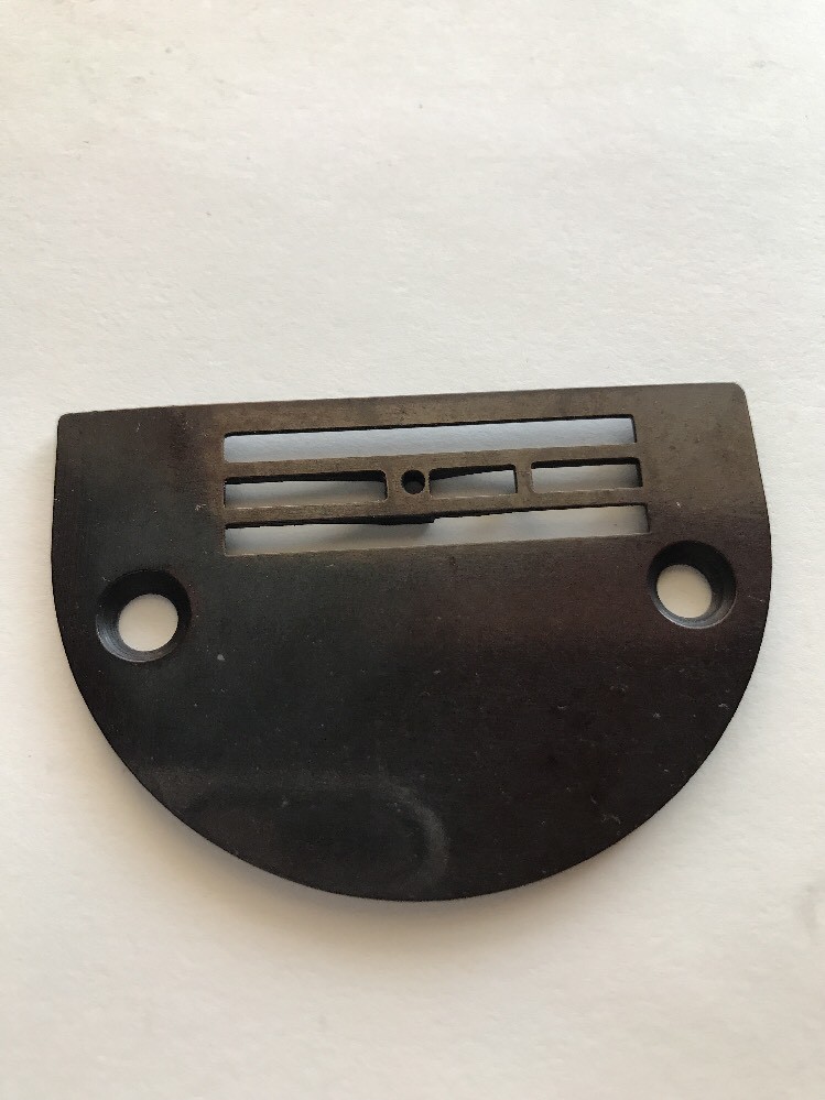 *NOS* 147320-SINGER-THROAT PLATE-FOR SEWING MACHINES-FREE SHIPPING*