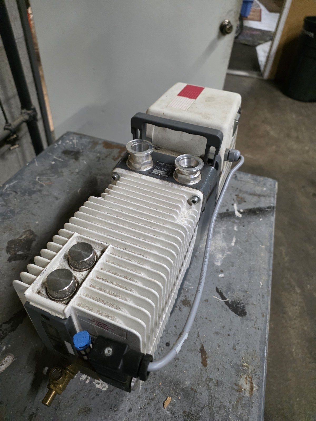 Pfeiffer Adixen 2021i Analytical Dual Stage Rotary Vane Vacuum Pump 100-120 V