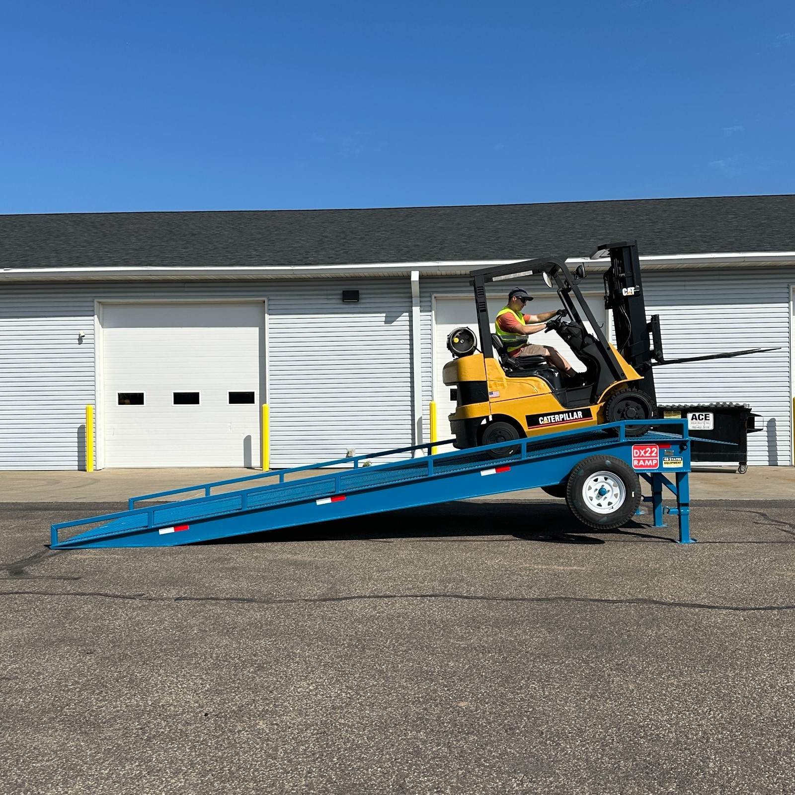 NEW 22-ft Portable Loading Dock Yard Ramp Forklift 32,000-lb Adjustable Height