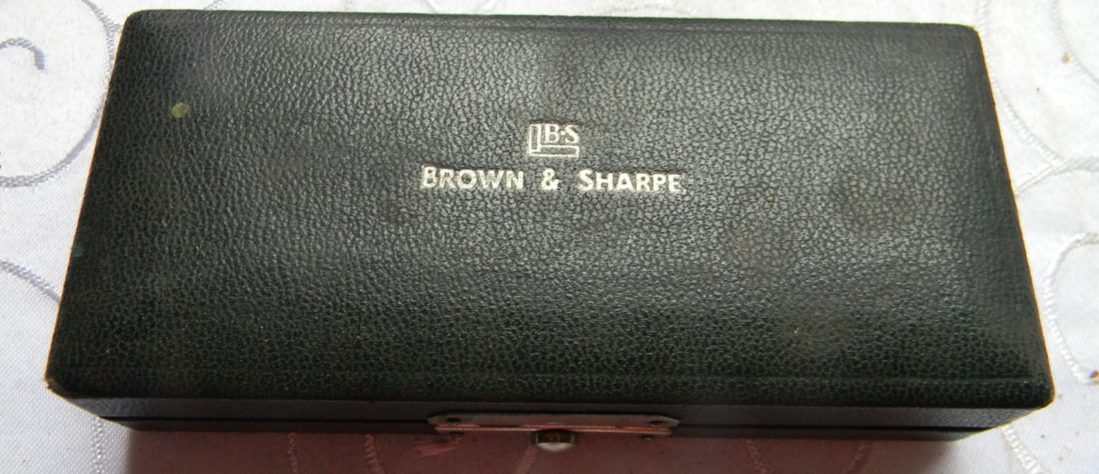 BROWN & SHARPE 1-2″ OUTSIDE MICROMETER & ACCESSORIES IN HARD CASE #38 USA MADE