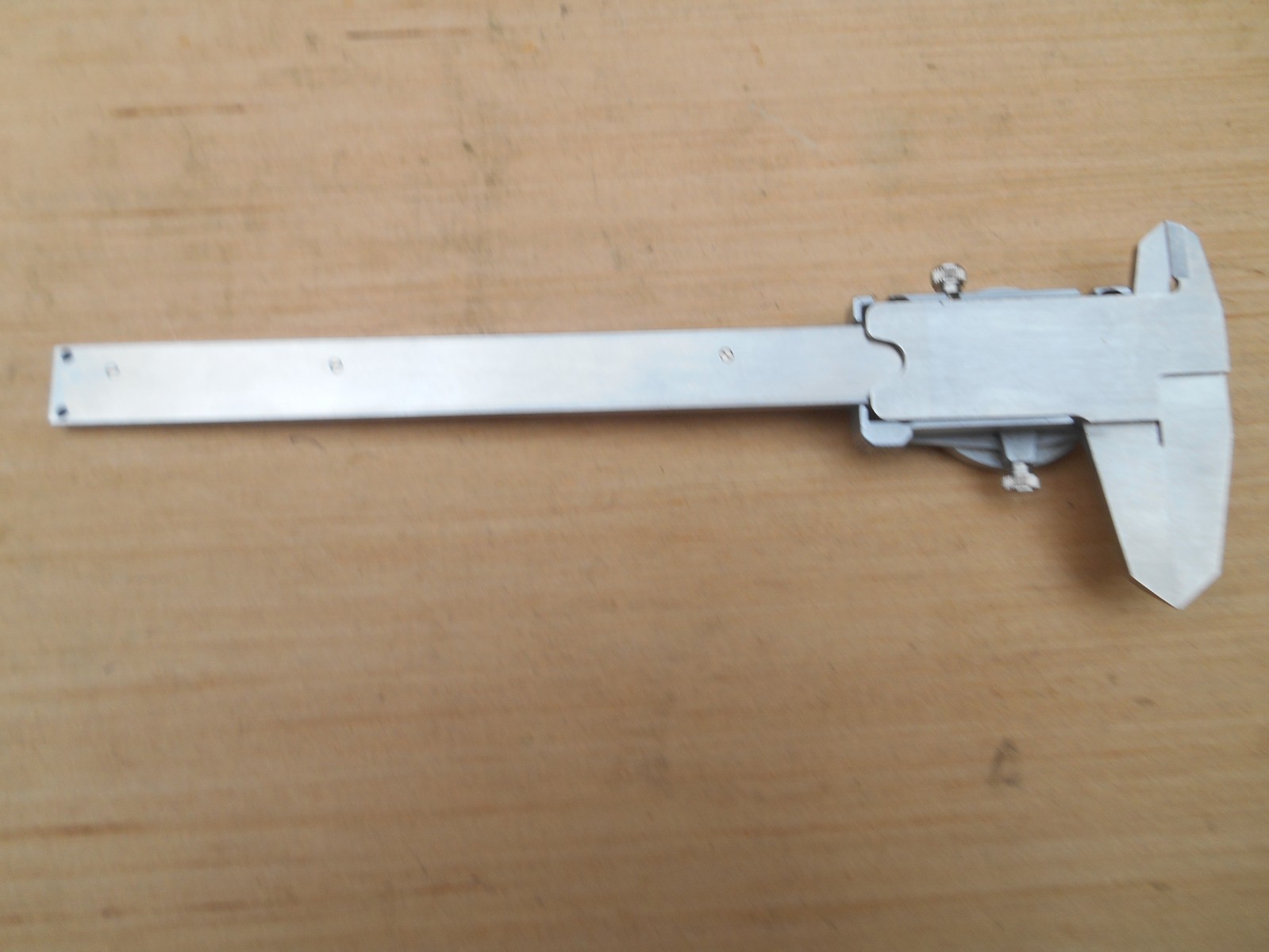 BROWN & SHARPE 599-574-5 DIAL CALIPER 6″ WITH WOOD CASE