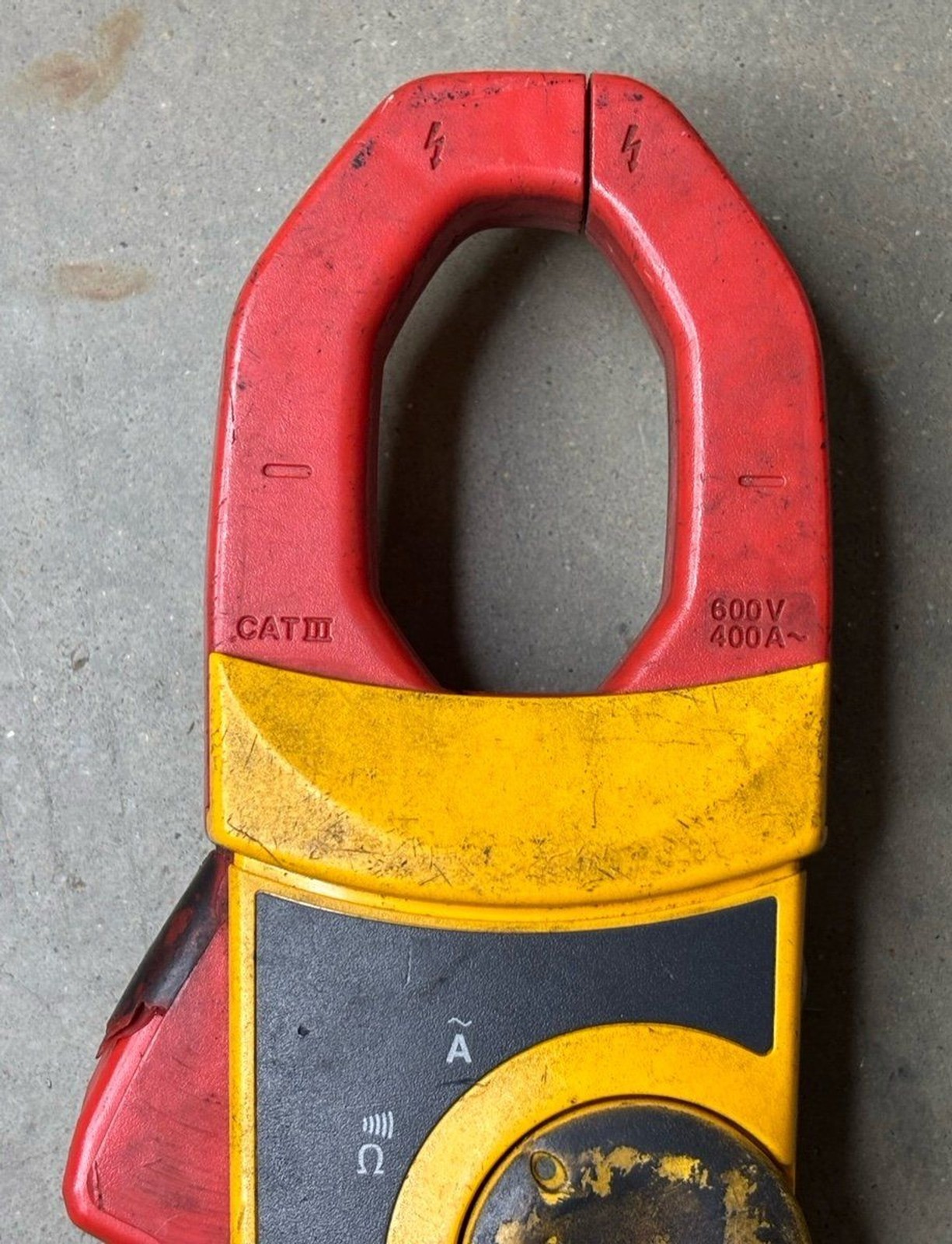 Fluke 323 True RMS Clamp Meter CAT III 4000 Count 600V 400A