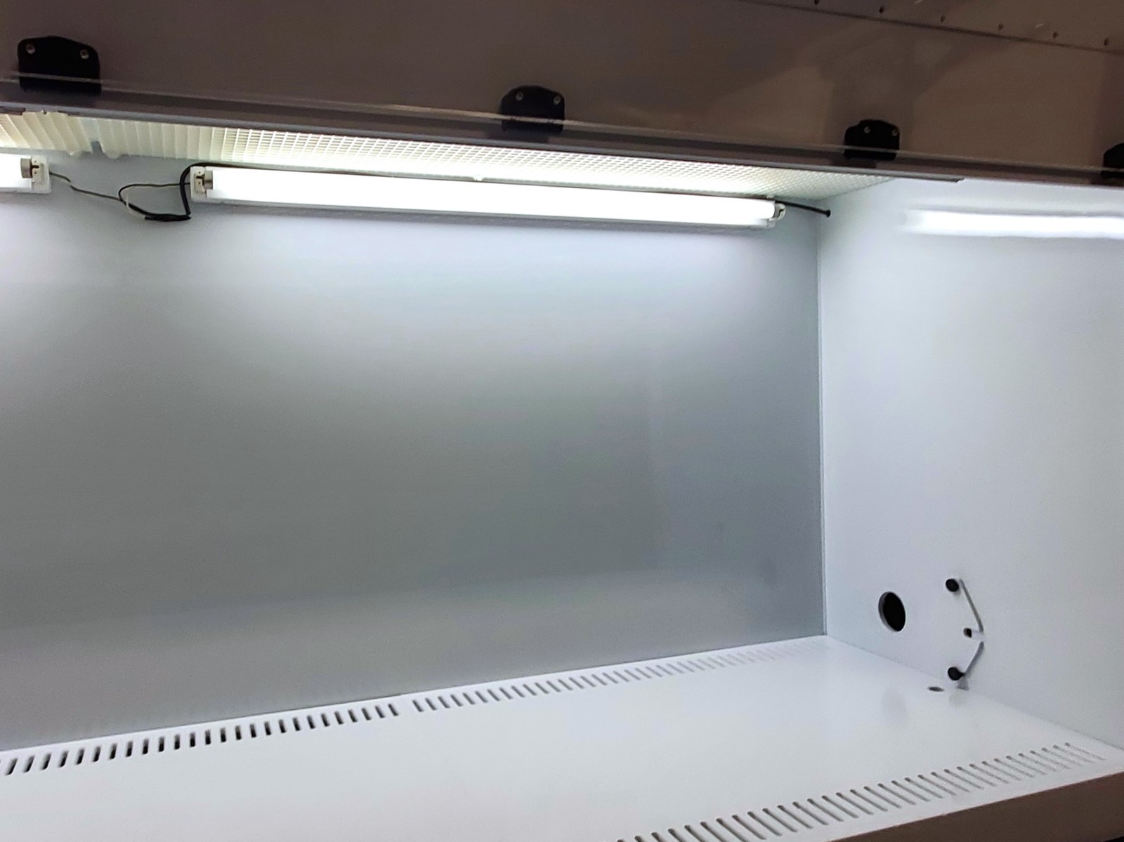 SALARE / AIR SCIENCE 96″ POLYPROYLENE LAMINAR FLOW HOOD LFR-2500 w/ BASE CABINET