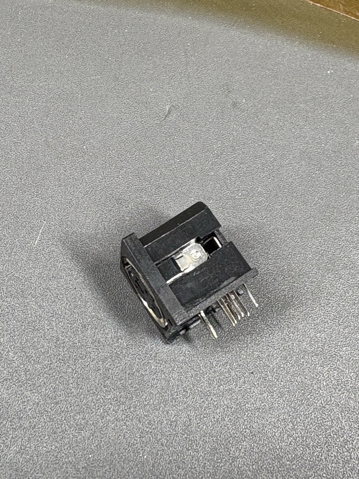 Lot of 100 Mini-DIN 8 Pin Female Panel Mount Connectors PCB Through Hole Socket