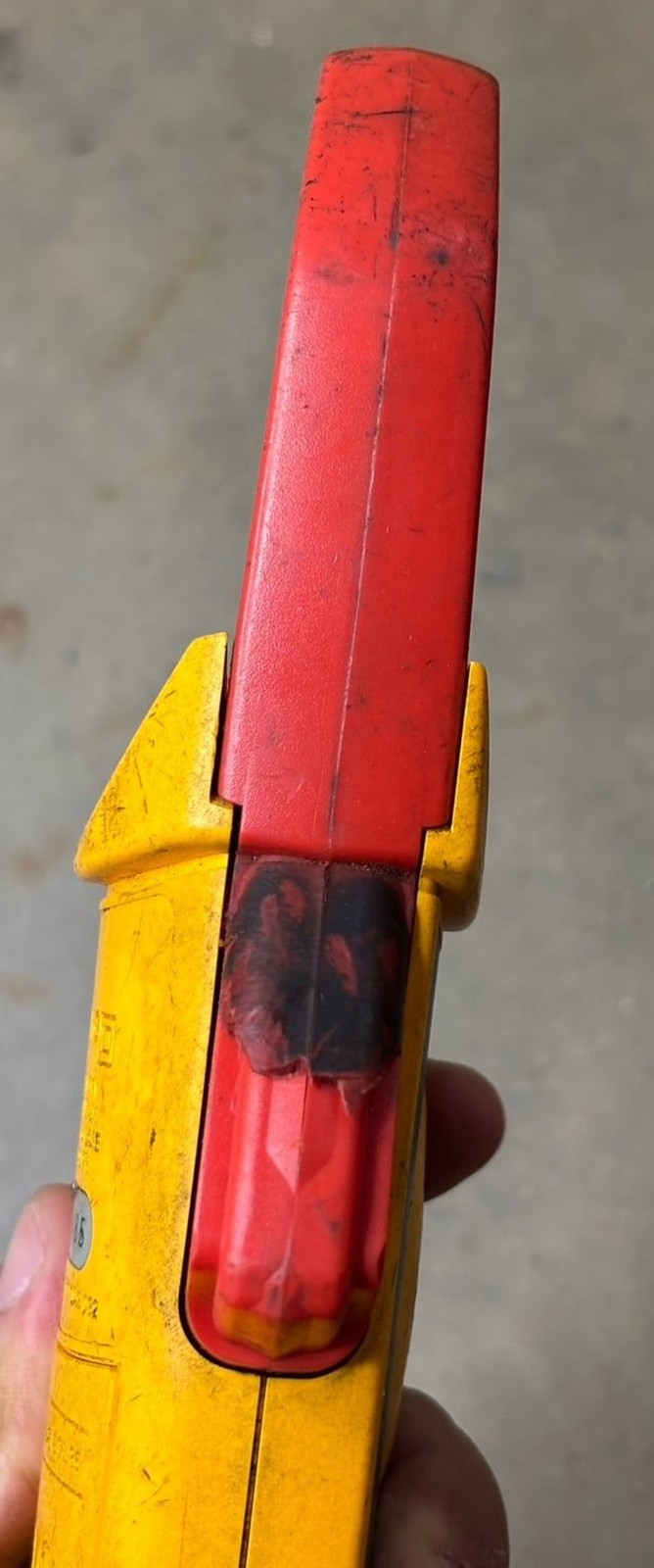 Fluke 323 True RMS Clamp Meter CAT III 4000 Count 600V 400A