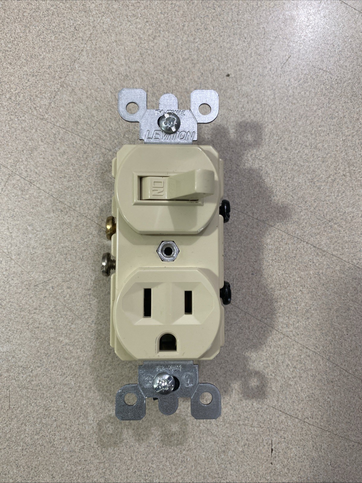 10-Leviton 5225-I Combo Switch & Receptacle 15A 125V AC/CA Ivory