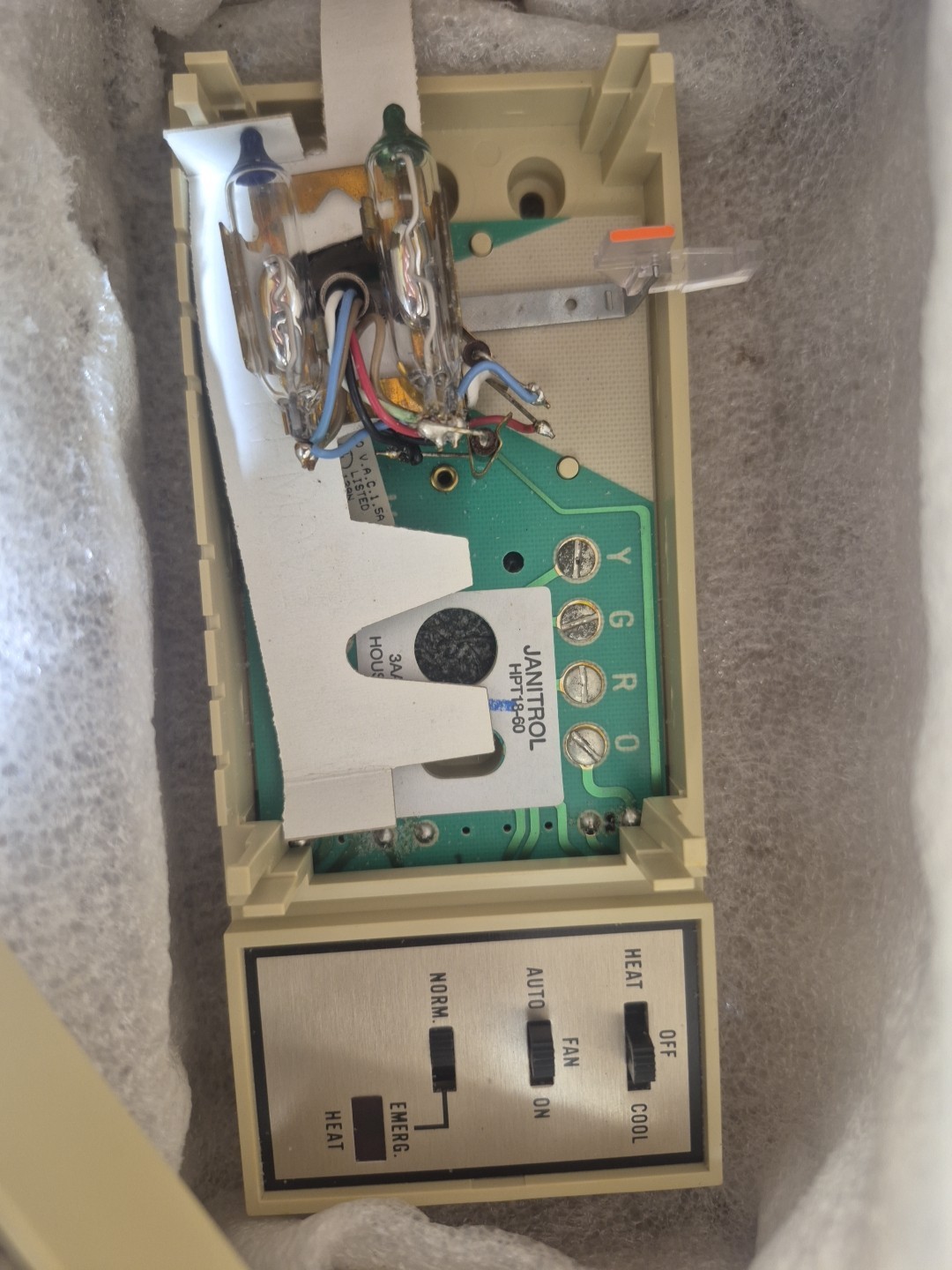 New Goodman HPT18-60w Heat Pump Thermostat multi-stage Manual Changeover